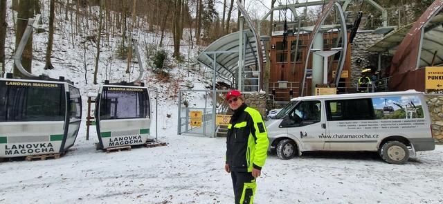 Náčelník lanovky na Macoše Radek Hejč. Za ním Dolní stanice dráhy a kabiny lanovky. Zdroj: Novinky.cz